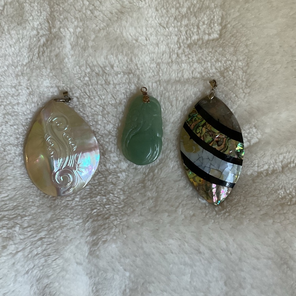 Costume Jewelry, 3 Necklaces Pendant. Mother of Pearl, Jade.